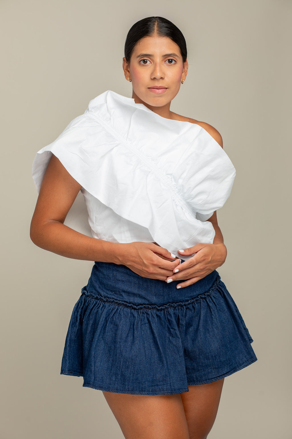 Top asimétrico de algodón blanco para mujer de la colección Esencia de azor con detalle de arandela.