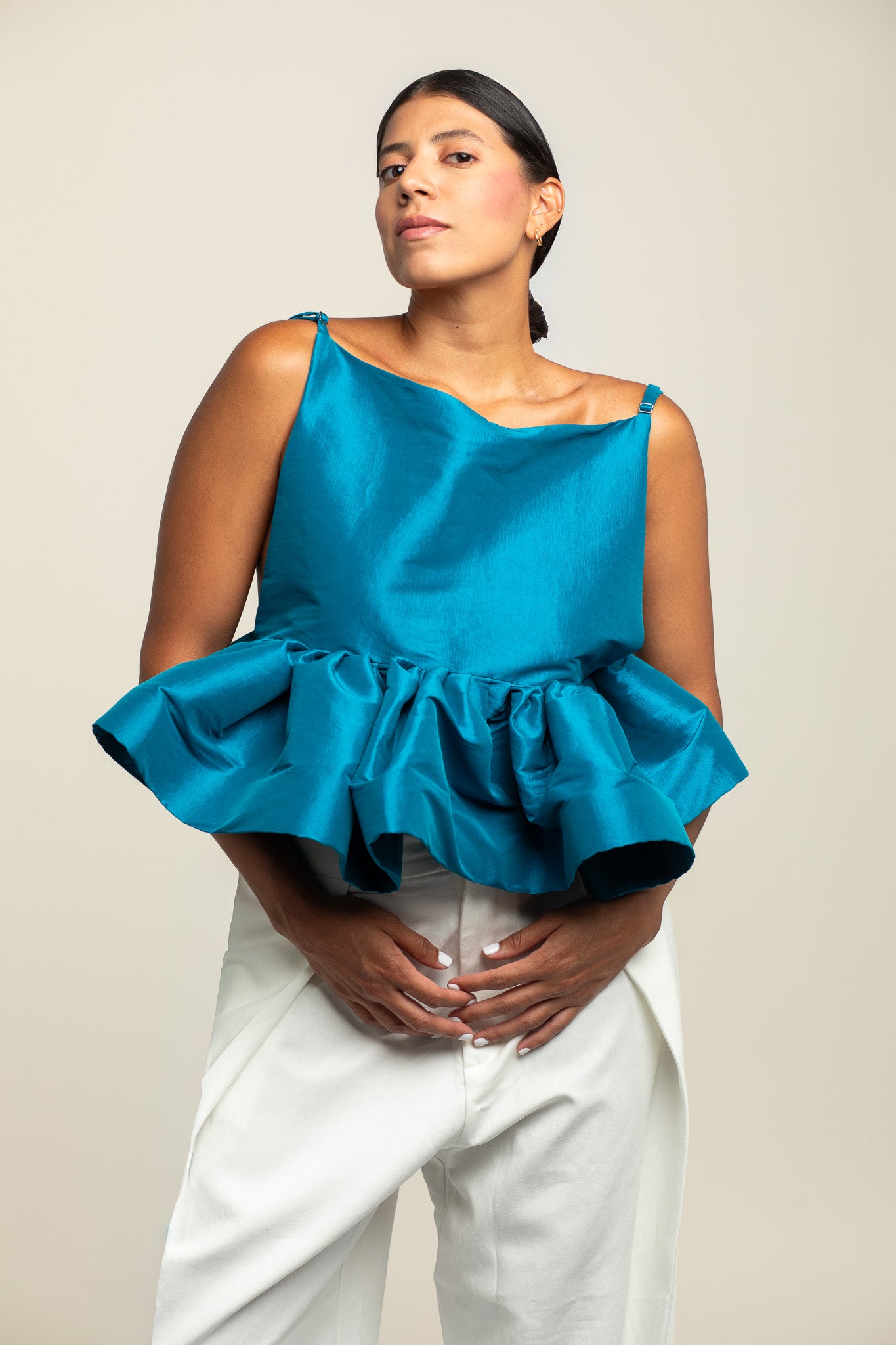 Top Tafeta Azul Petróleo combinado como look completo de la colección Esencia de azor.