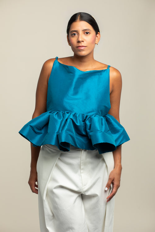 Top de tafeta azul petróleo para mujer de la colección Esencia de azor con espalda descubierta y detalle de arandelas.