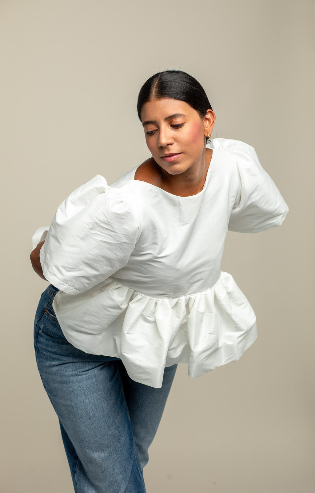 Top de Tafeta Blanca combinado como look completo de la colección Esencia de azor.