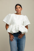 Top de tafeta blanca para mujer de la colección Esencia de azor con mangas englobadas y bolado asimétrico. Diseñado y confeccionado en Colombia.