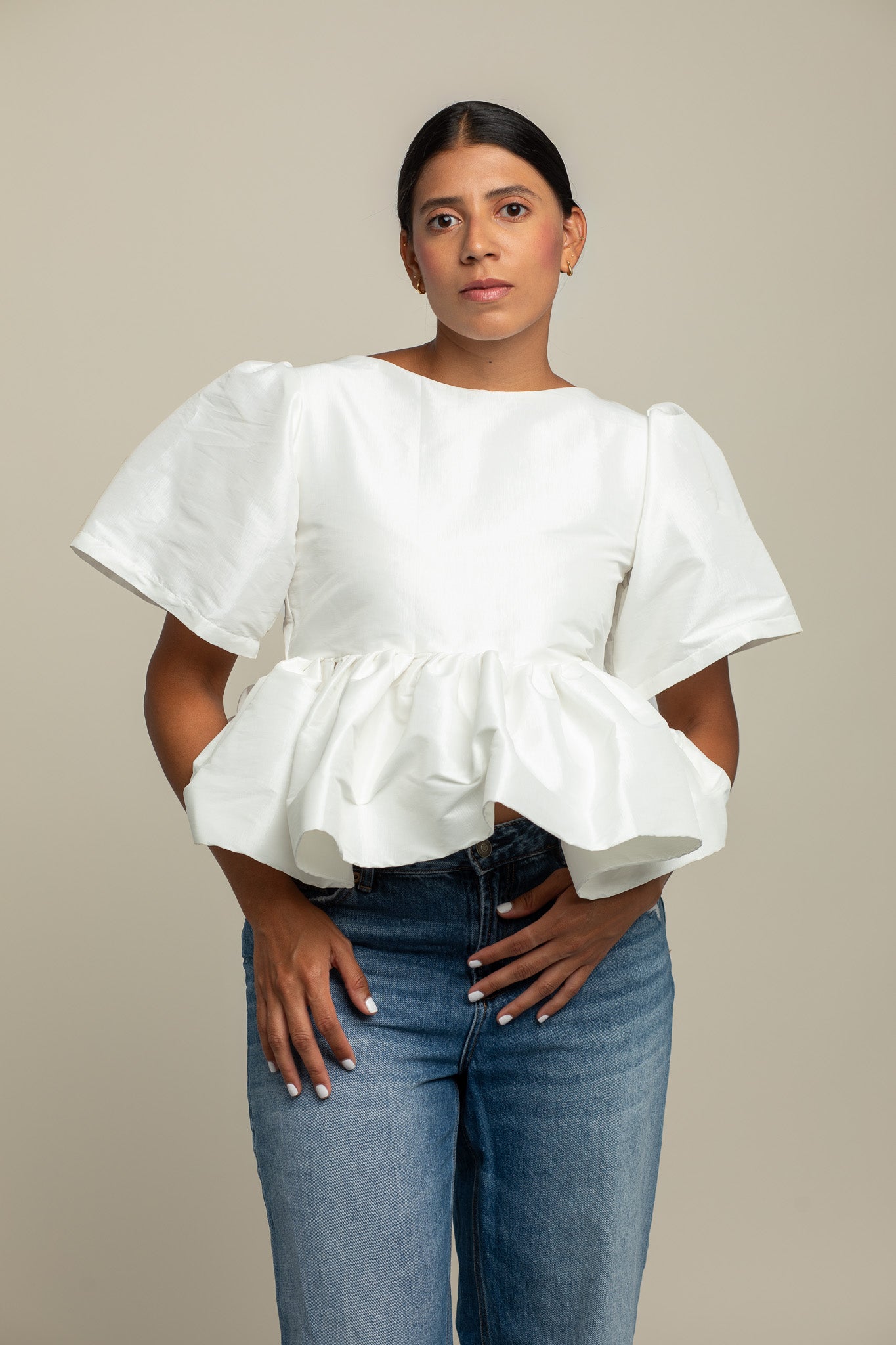 Top de tafeta blanca para mujer de la colección Esencia de azor con mangas englobadas y bolado asimétrico. Diseñado y confeccionado en Colombia.
