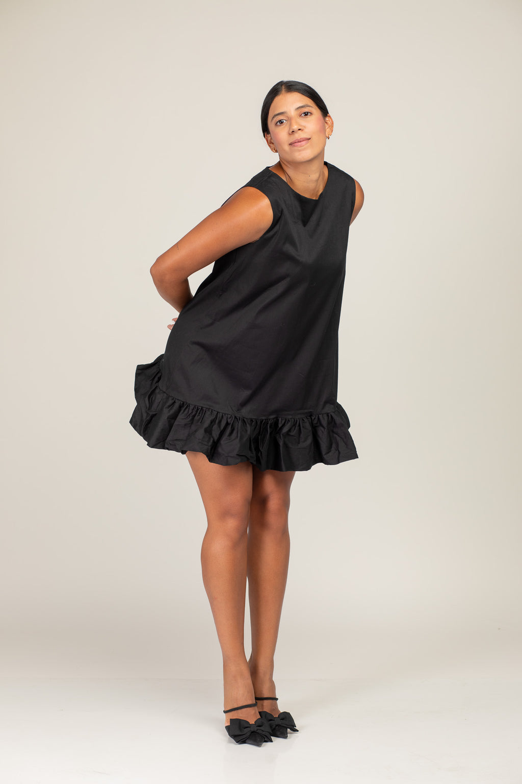 Total look del vestido algodon negro volumen azor de la colección esencia.