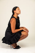 Vista lateral del Vestido de Algodón Negro con Volumen de azor.