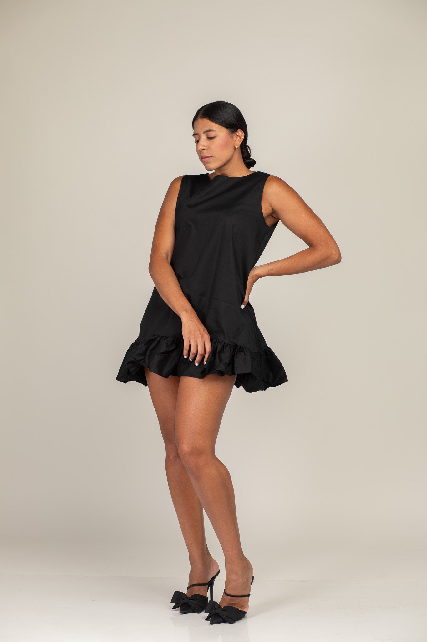 Detalle del volumen englobado en la base del Vestido de Algodón Negro con Volumen.
