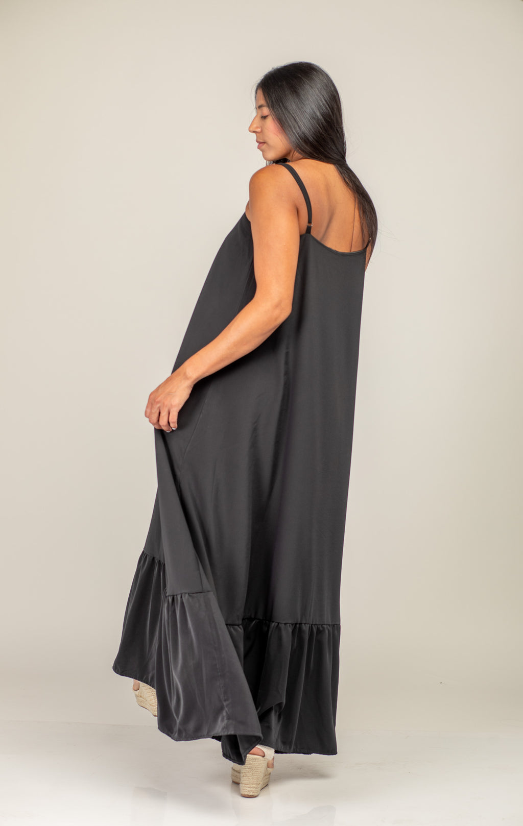 Vista posterior del Vestido largo de seda chifon negro de la colección Esencia de azor.