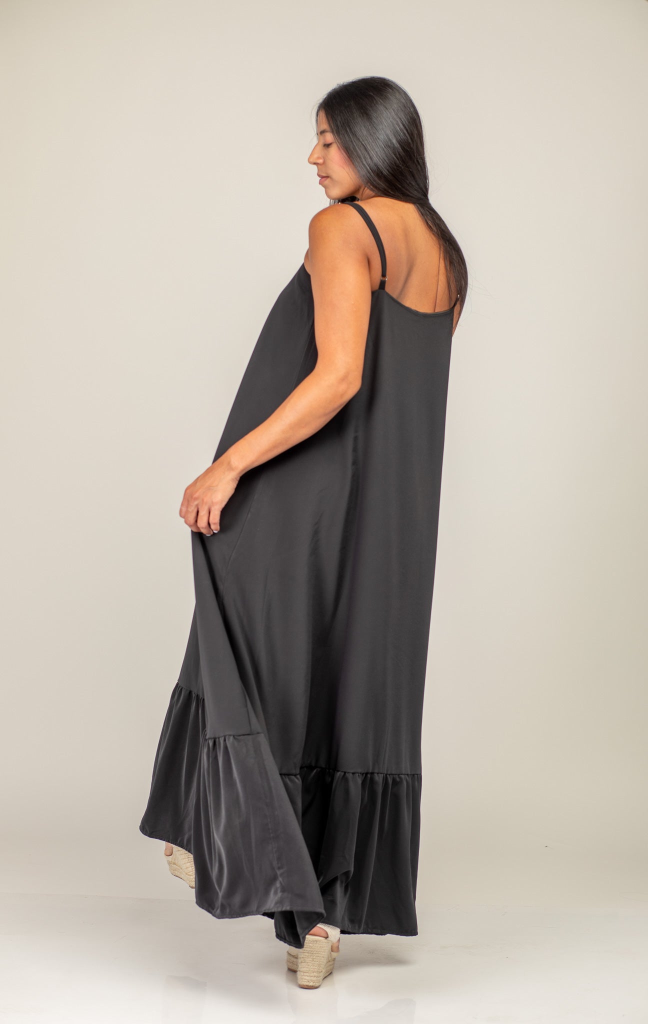 Vista posterior del Vestido largo de seda chifon negro de la colección Esencia de azor.