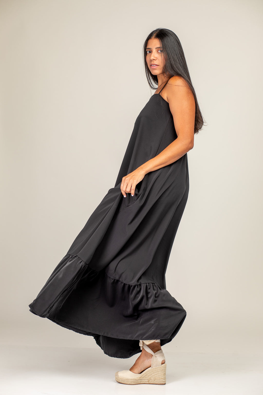 Vestido largo de seda chifón negro para mujer de la colección Esencia de azor.